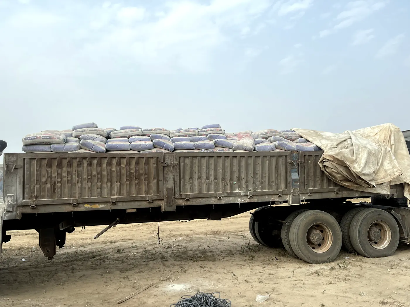 Camión cargado con bolsas de cemento listas para reparto